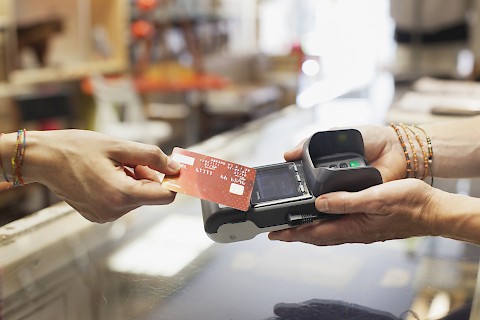 Kisvállalkozóknak is megéri bevezetni a bankkártyás fizetést?